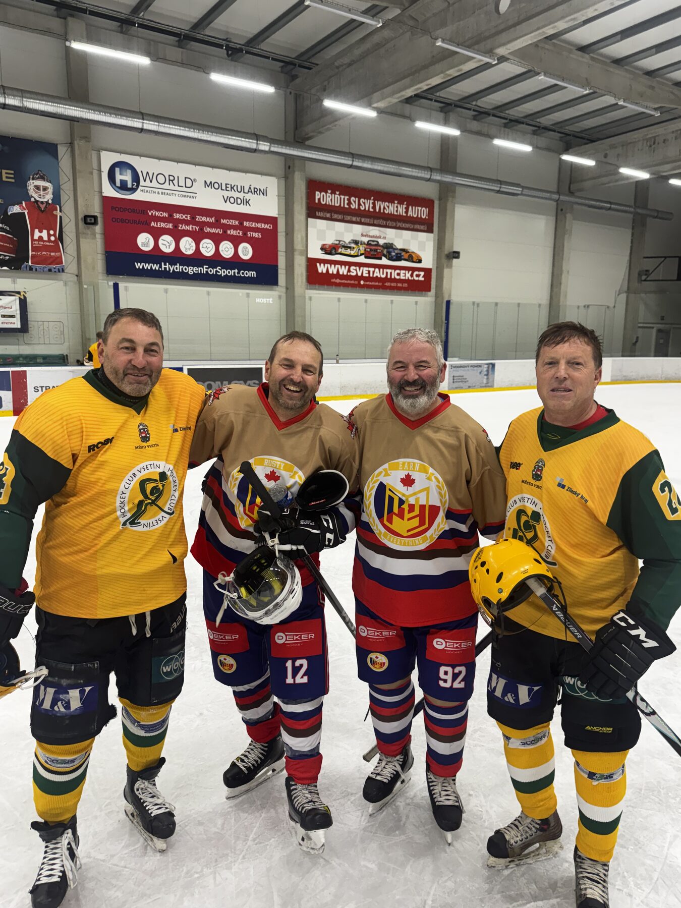 Rusty Mitts and HC Vsetín veterans together after the game